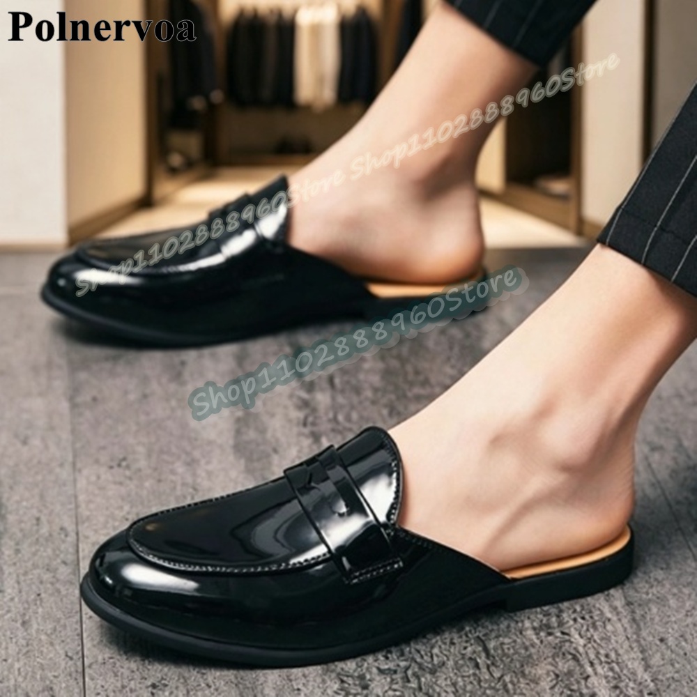 Mens Fashion Trend 2026 - トレンドの黒い特注レザーを使用したカジュアルなメンズスリッパ。パーティーシーンにも最適で、履き心地が良く、2026年のファッションに合うメンズスリッパ。